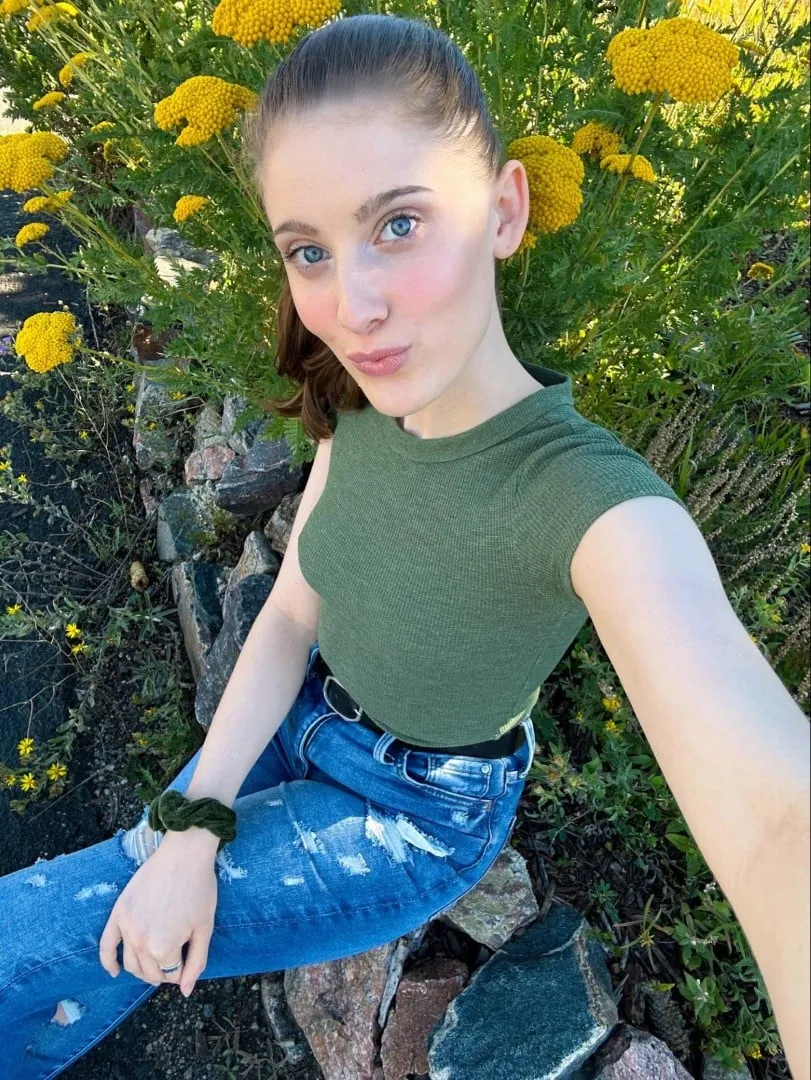 Girl showcasing trending poses and movements for OnlyFans content